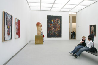 Працівника німецького музею звільнили за те, що він повісив власну картину в галереї