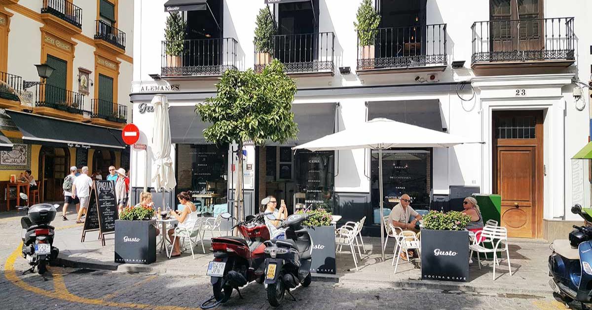 Ресторанам в Іспанії дозволили брати додаткову плату за місця у затінку
