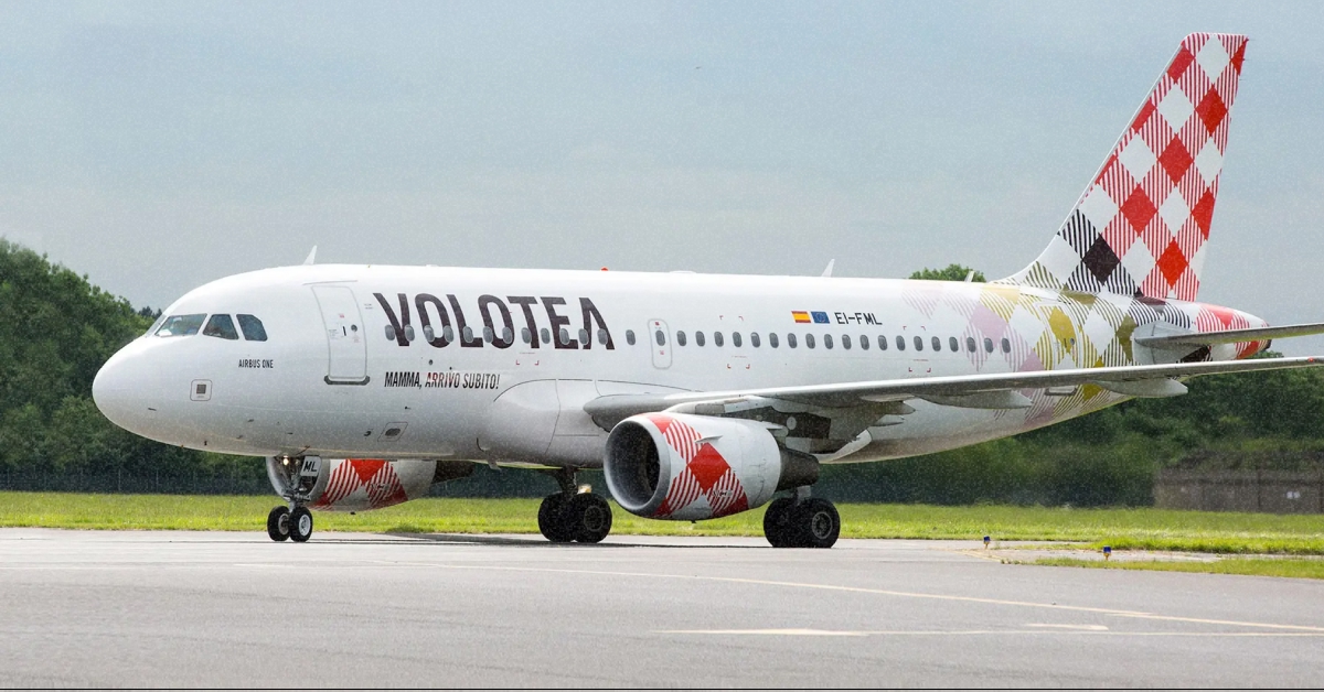 літак volotea на злітній смузі фото