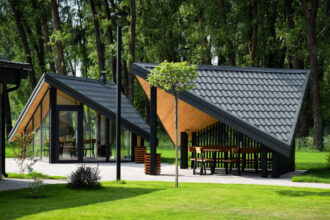 Сучасний рекреаційний пункт 'Лісовичок' в українському лісі з альтанками