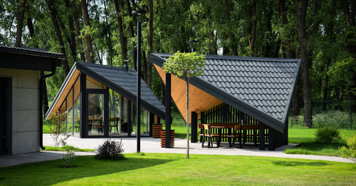 Сучасний рекреаційний пункт 'Лісовичок' в українському лісі з альтанками