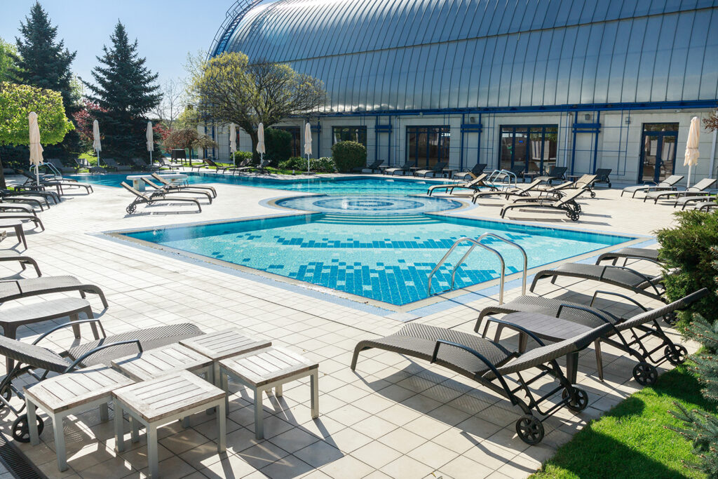 готелі з відкритими басейнами поблизу києва бази відпочинку та комплекси