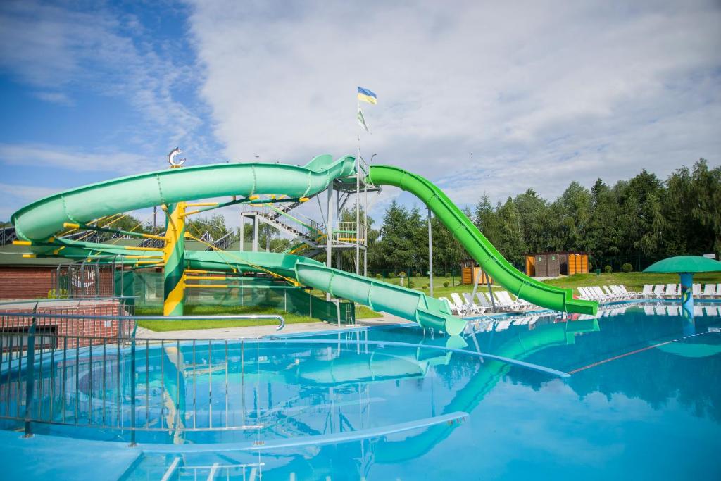 відкритий басейн поблизу Львова на території готельного комплексу Shepilska Relax Complex