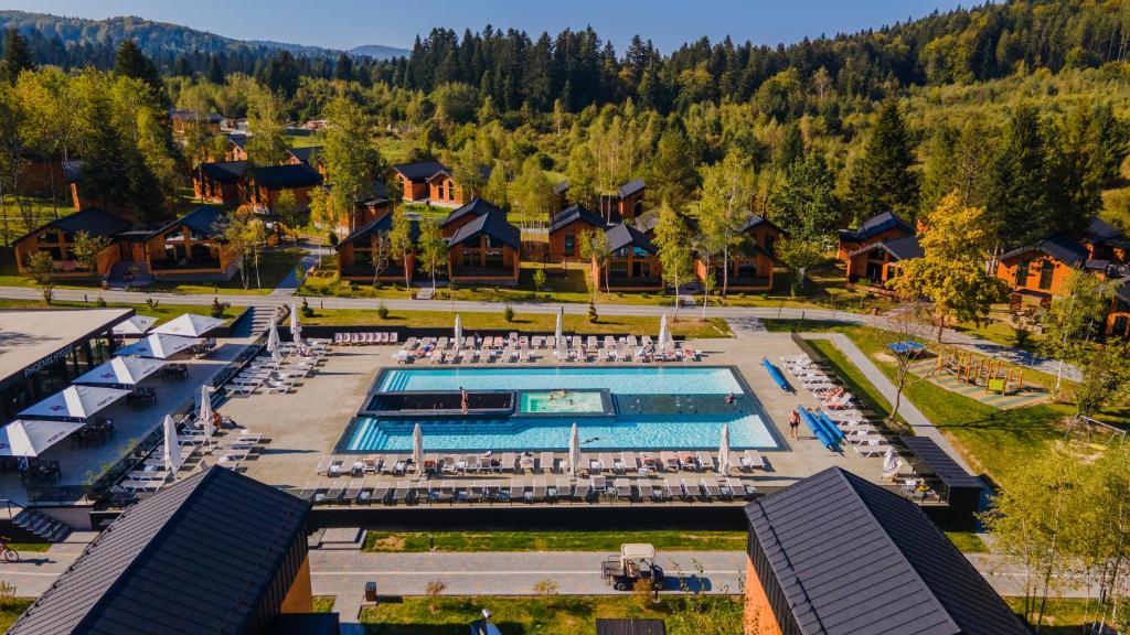 відкритий басейн на території комплексу Phoenix Medical Resort в львівській області
