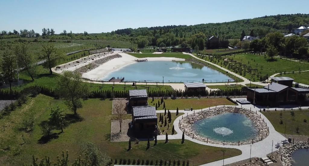приватний відкритий басейн на території комплексу Sosna Park Будиночки поблизу Львова