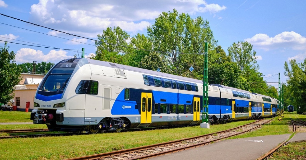 Поїзд угорської залізниці MÁV на станції або на маршруті