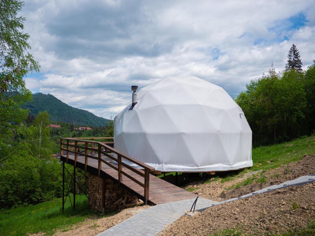 вид глемпінгу Slavsko Glamping на гори