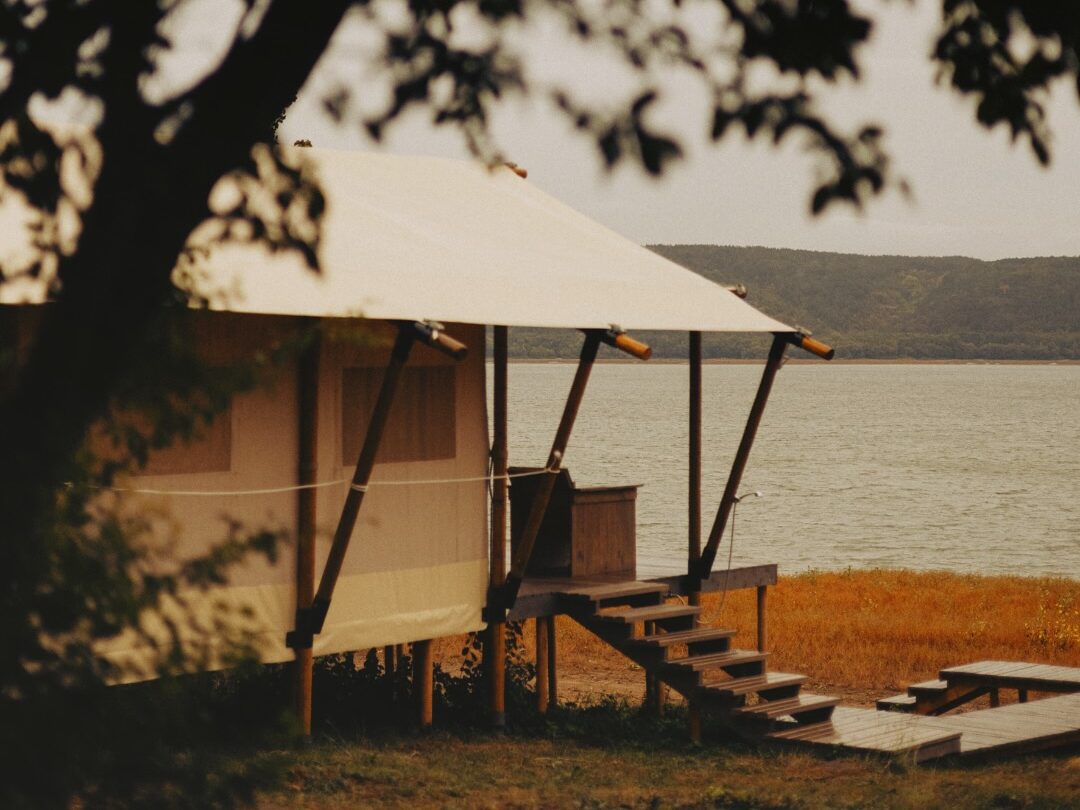 вид на Бакотську затоку з глемпінгу Рrozori Бакота