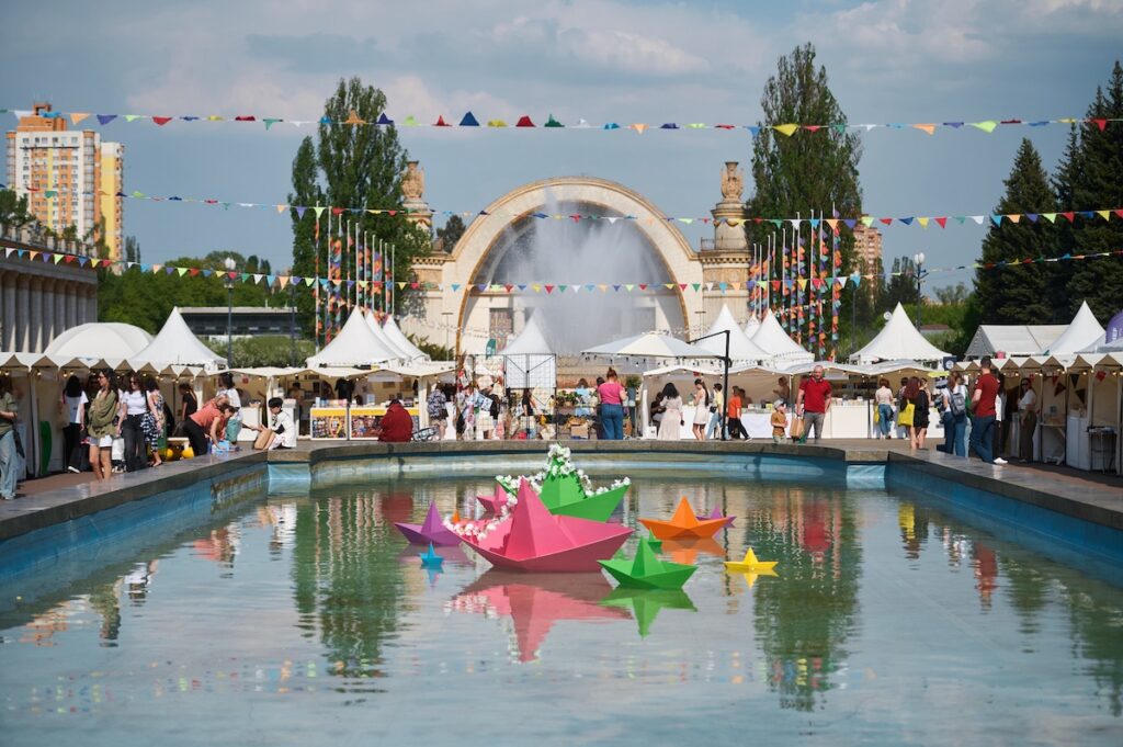 фестиваль книжкова країна на вднг басейн з корабликами