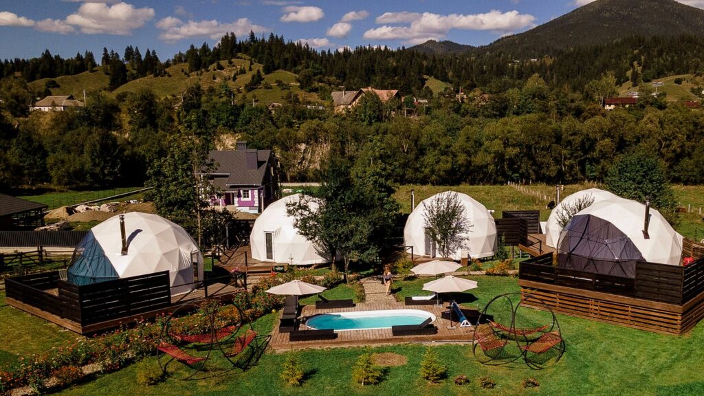 Панорамний вид на глемпінги EcoSpace Ethno в Ільцях