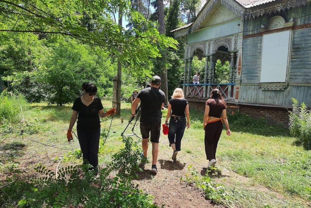 активісти прибирають дерев'яну дачу Єфремова в пущі водиці