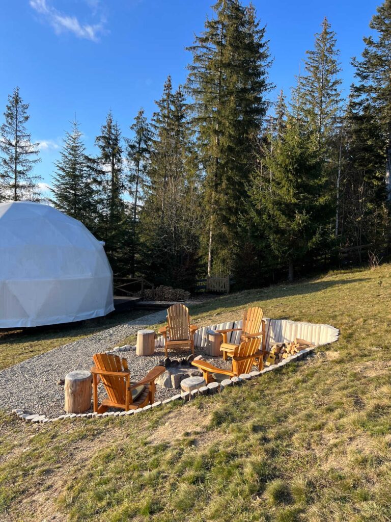 територія глемпінгу Happy Hill в карпатах