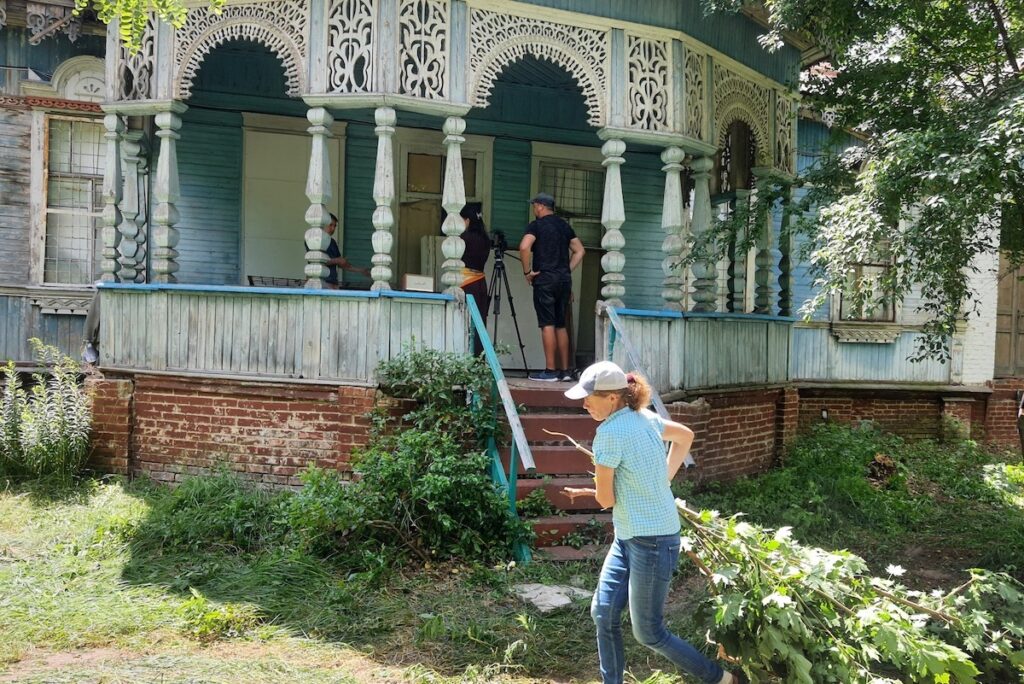 активісти прибирають дерев'яну дачу Єфремова в пущі водиці