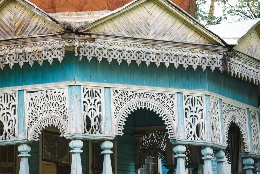 елементи зовнішного декору дерев'яної дачі Єфремова в пущі водиці