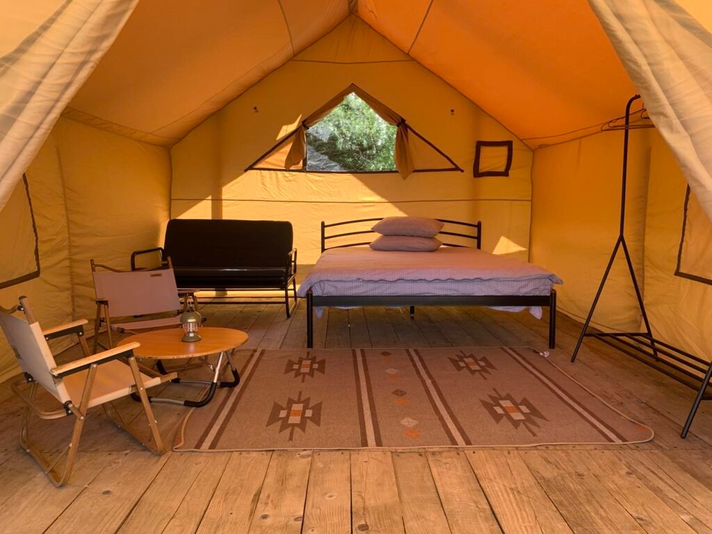 внутрішній інтер'єр глемпінгу Мала Річка