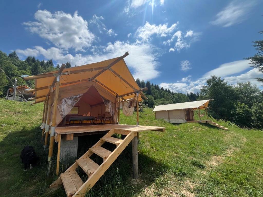 глемпінг Мала Річка на фоні карпатських гір