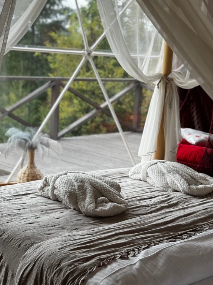 ліжко в глемпінгу Happy Hill