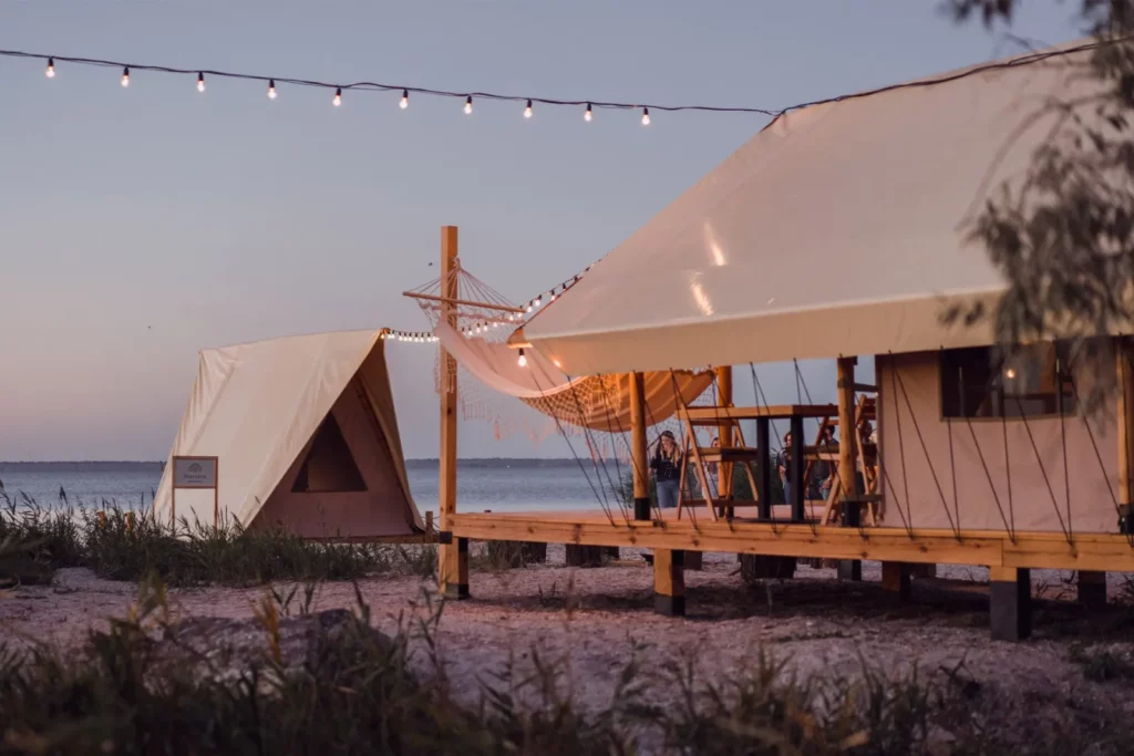 територія глемпінгу Mandra у Затоці з видом на море