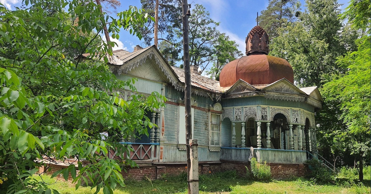 Дерев'яна дача Єфремова у Пущі-Водиці з верандою та куполом у мавританському стилі