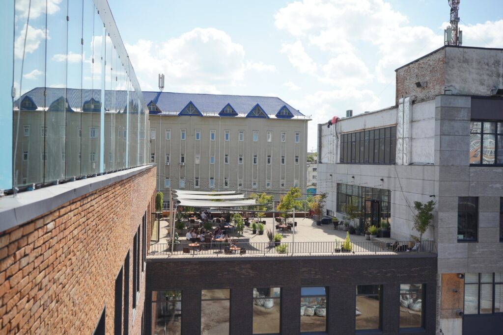 Promprylad вигляд внутнішнього двору з майданчиком