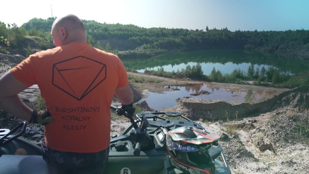 екскурсовод ініціативи "Бурштинові копальні Клесів" на квадроциклі біля кар'єру