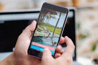 нтерфейс мобільного додатку Airbnb з елементами штучного інтелекту