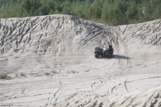 Група туристів на екскурсії "бурштиновими клондайками" в Клесові