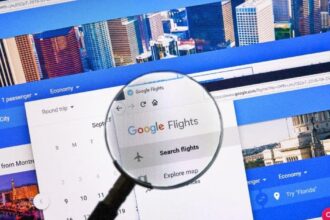 Карта світу з різними варіантами авіамаршрутів, запропонованими ШІ