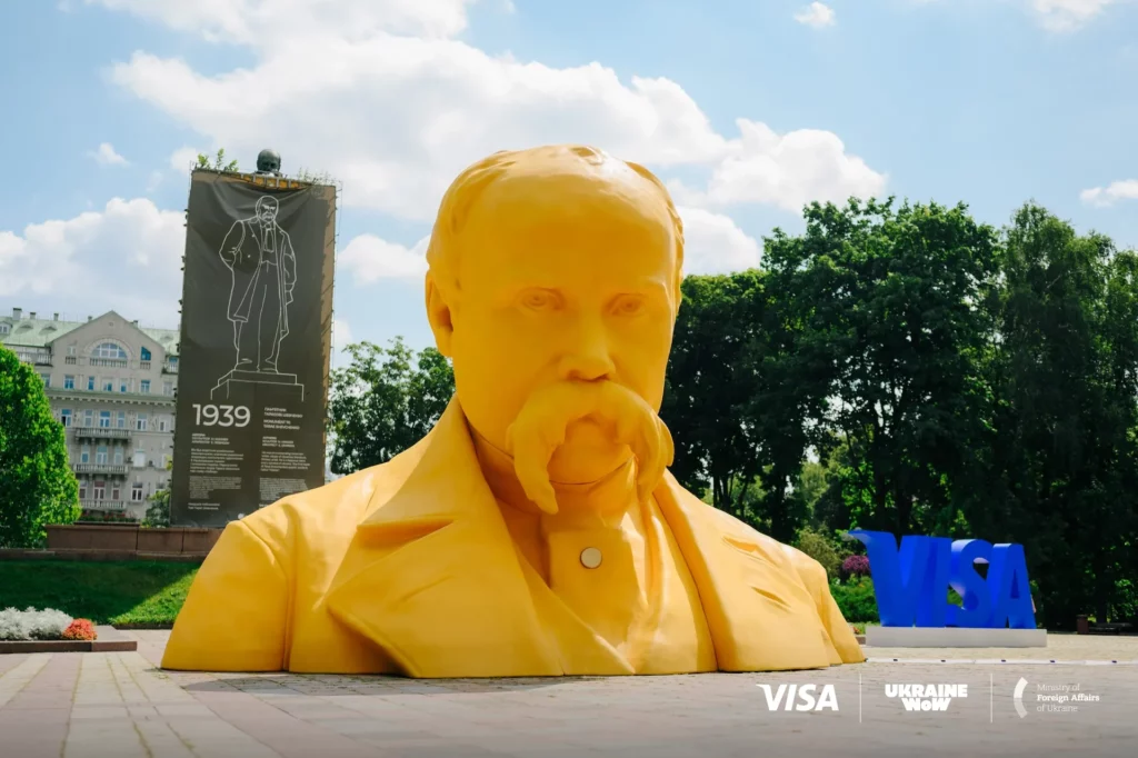 П'ятиметровий жовтий бюст Тараса Шевченка в парку, Київ