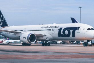 Літак LOT Polish Airlines на злітній смузі