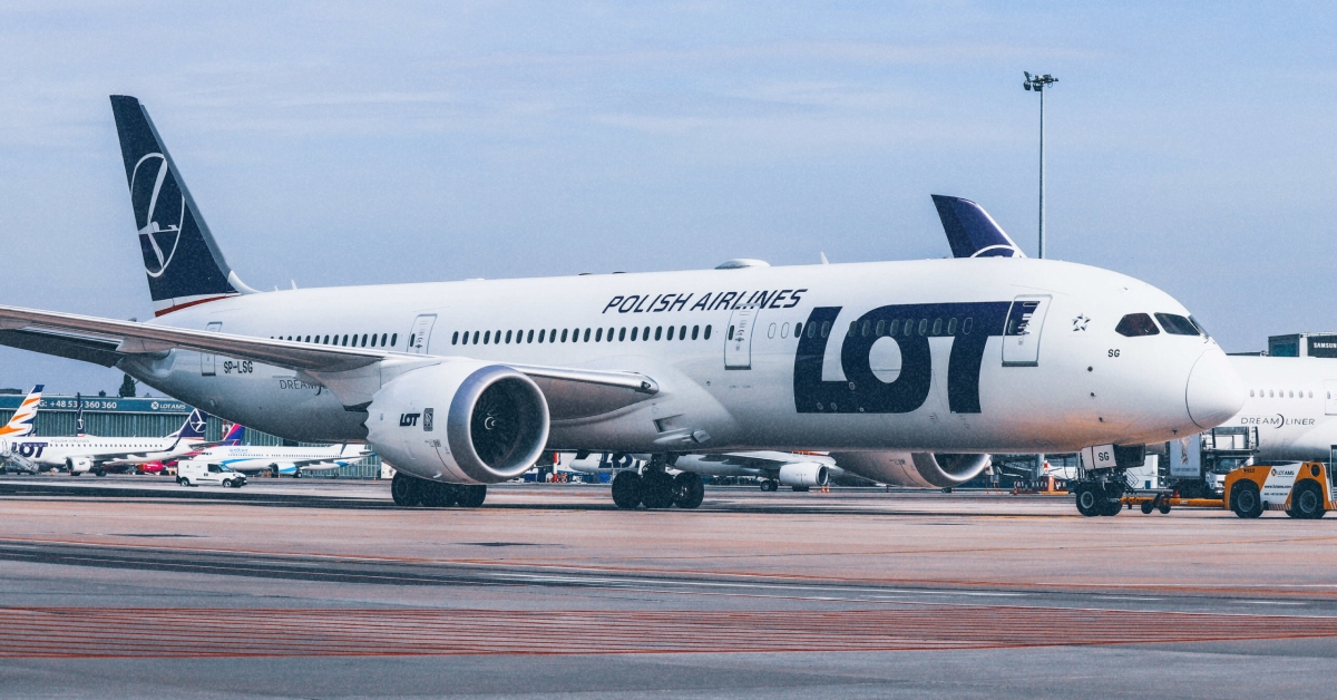 Літак LOT Polish Airlines на злітній смузі