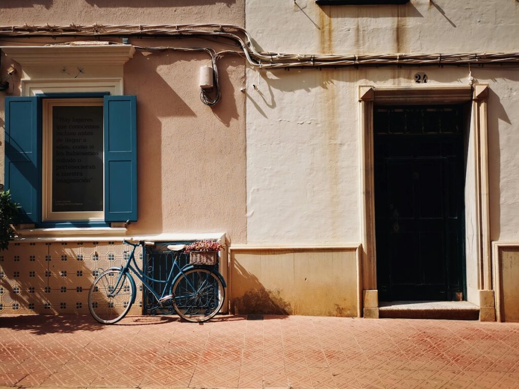 велосипед на вулиці іспанського міста Менорка