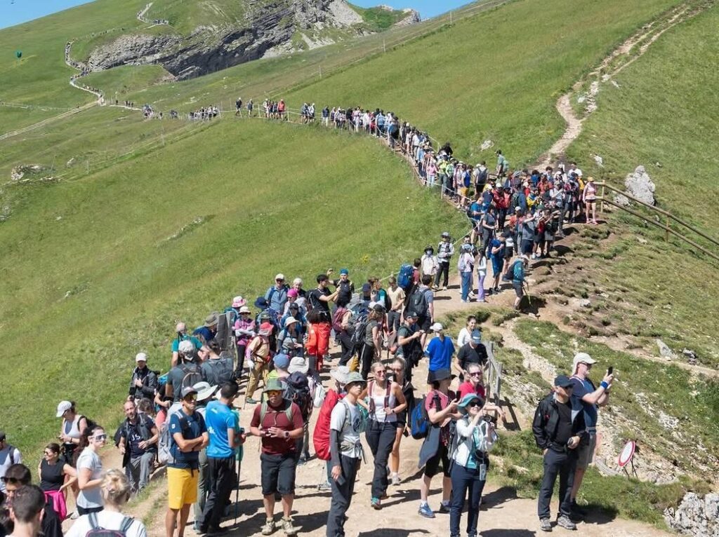 черга туристів в Доломітових Альпах