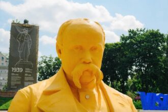 П'ятиметровий жовтий бюст Тараса Шевченка в парку, Київ