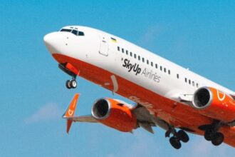 Літак авіакомпанії SkyUp Airlines в польоті