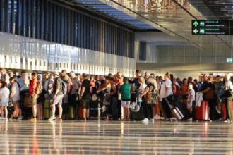 Черга пасажирів біля стійки реєстрації Ryanair