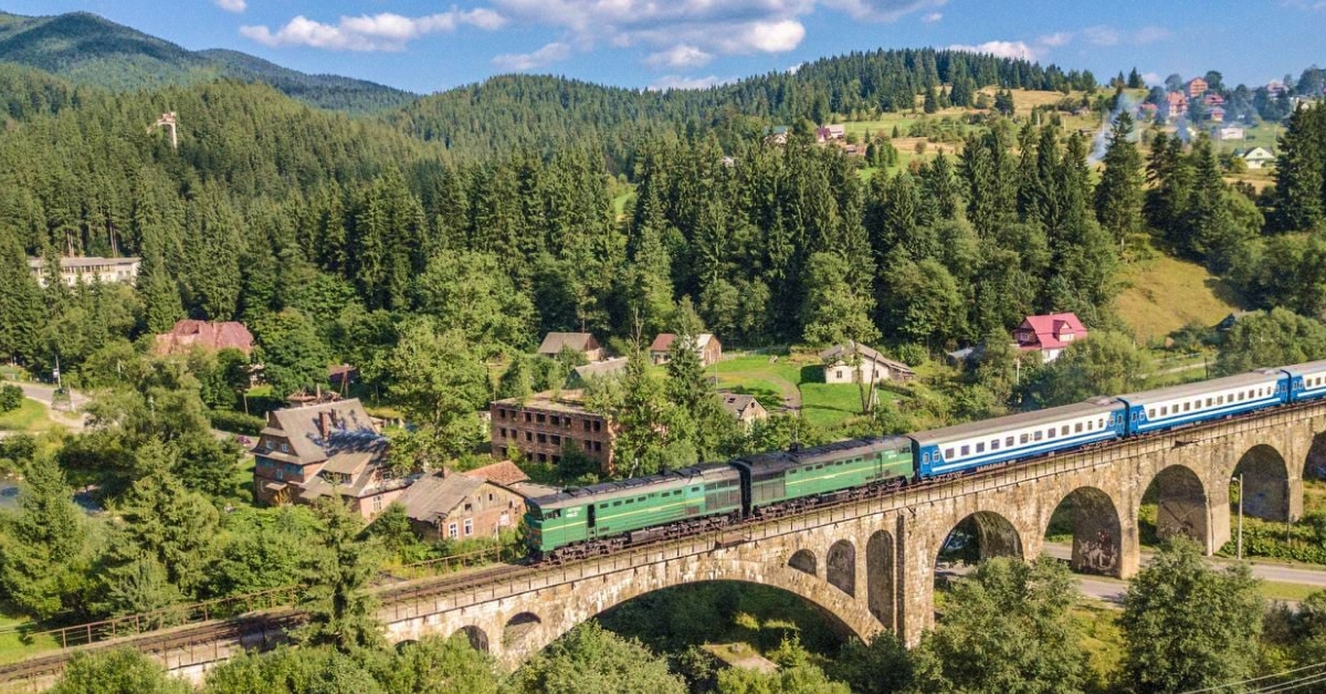 Поїзд Укрзалізниці на маршруті до Ворохти на тлі карпатських пейзажів