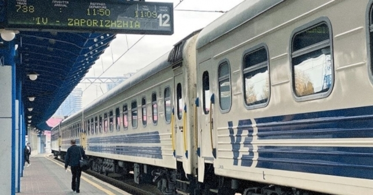 Поїзд Укрзалізниці на маршруті Київ - Ужгород в Карпатах