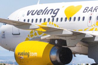 Літак авіакомпанії Vueling Airbus A320 у фірмовій лівреї