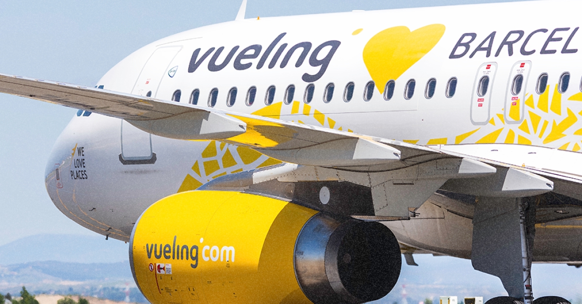 Літак авіакомпанії Vueling Airbus A320 у фірмовій лівреї
