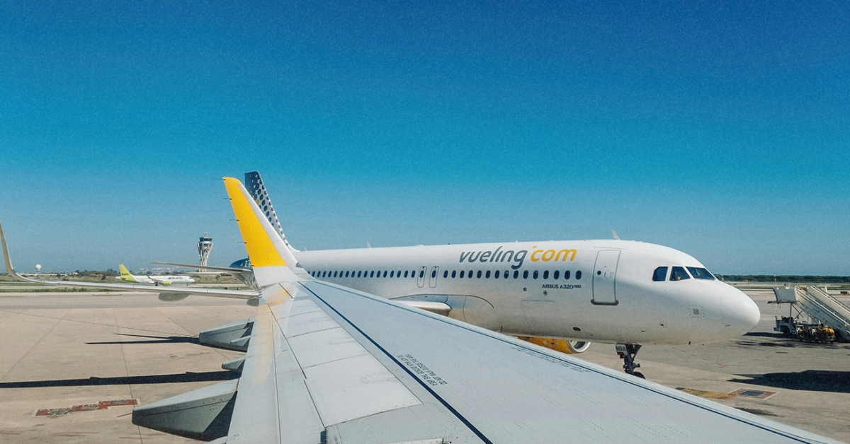 Літак авіакомпанії Vueling Airbus A320 у фірмовій лівреї