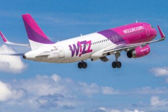 Літак Wizz Air Airbus A321neo на тлі блакитного неба