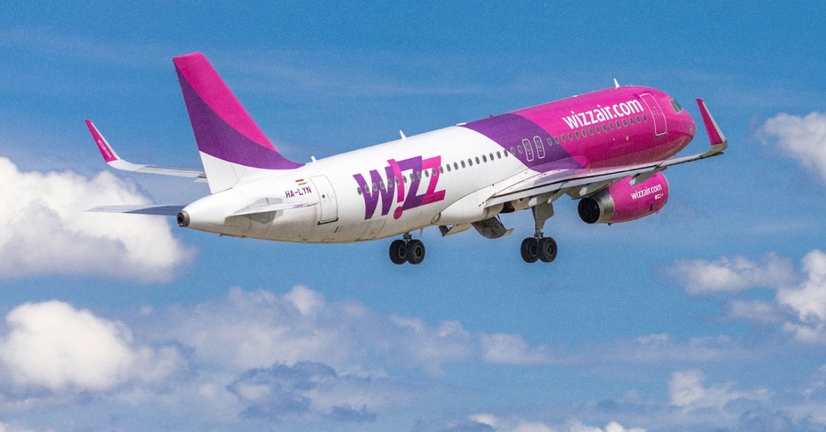 Літак Wizz Air Airbus A321neo на тлі блакитного неба