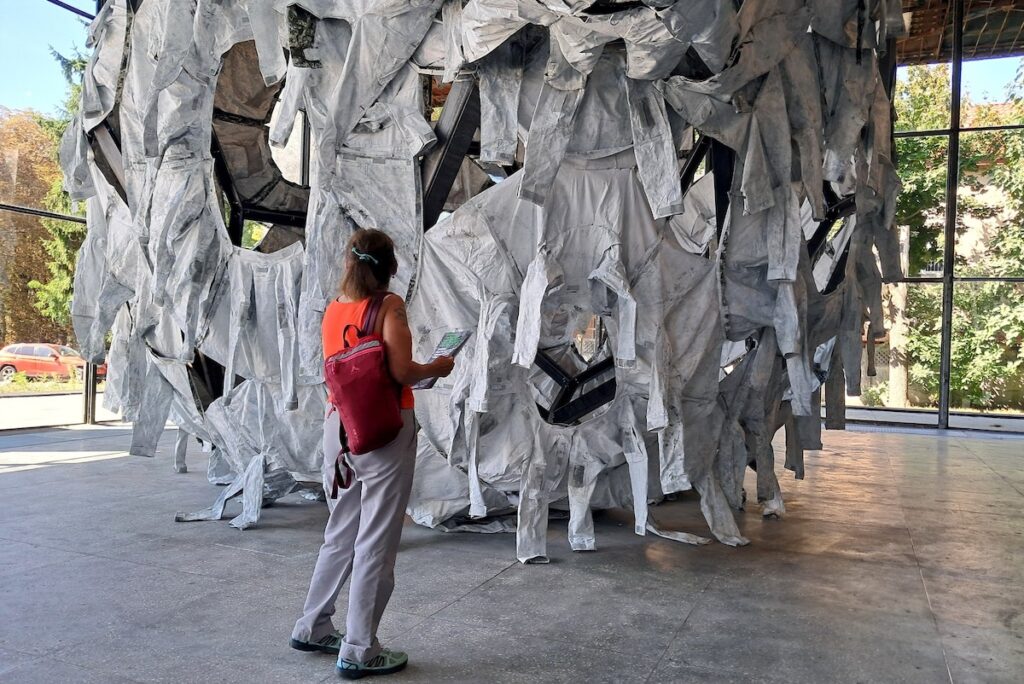 Відвідувачі розглядають інсталяцію Ай Вейвея на виставці