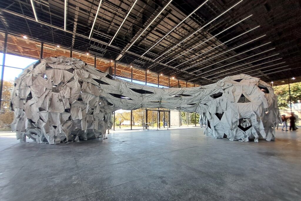 Три білі сфери інсталяції Ай Вейвея у павільйоні №13 на ВДНГ