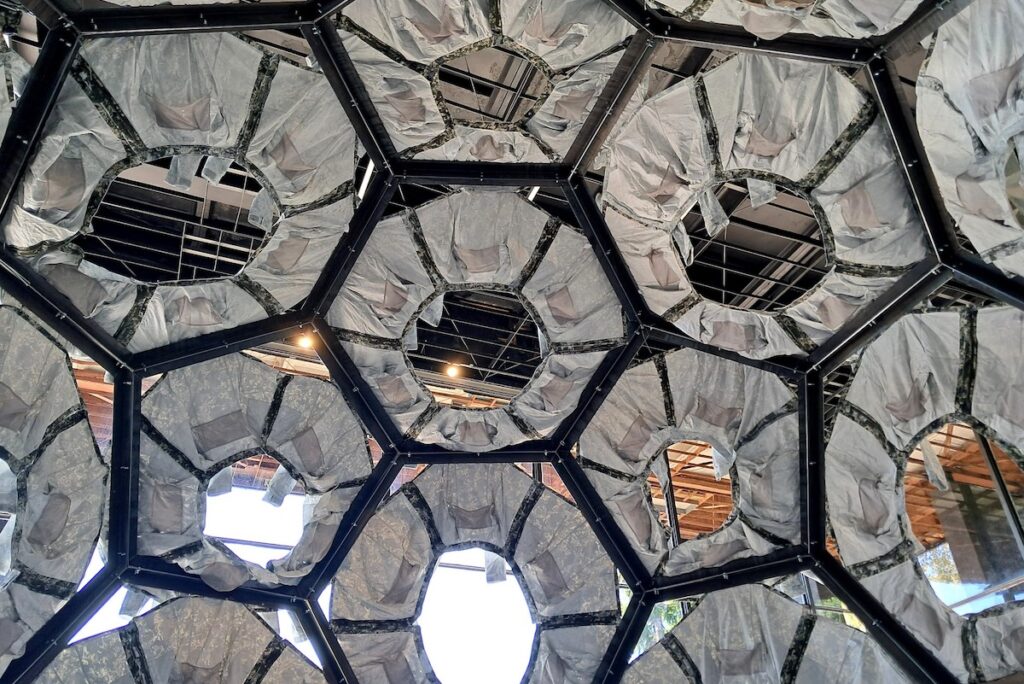 Крупний план текстури військового камуфляжу, покритого білою фарбою