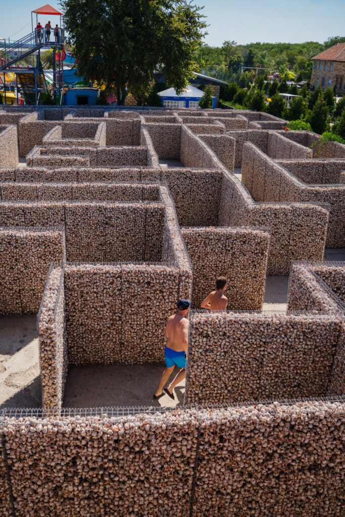 Панорамний вид на лабіринт, збудований з мушель рапанів, в Одеській області