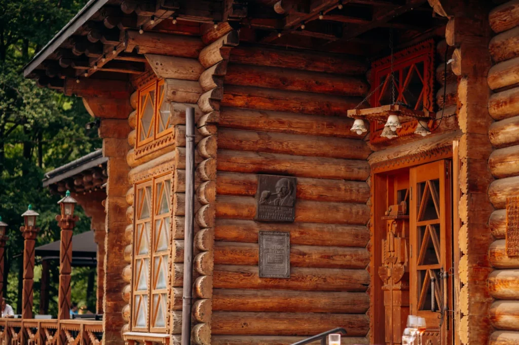 пам'ятна табличка на фасаді ресторану гуцульщина