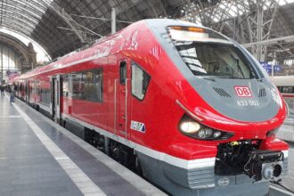 Високошвидкісний поїзд Deutsche Bahn (ICE) на вокзалі в Берліні