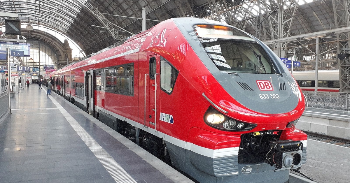 Високошвидкісний поїзд Deutsche Bahn (ICE) на вокзалі в Берліні